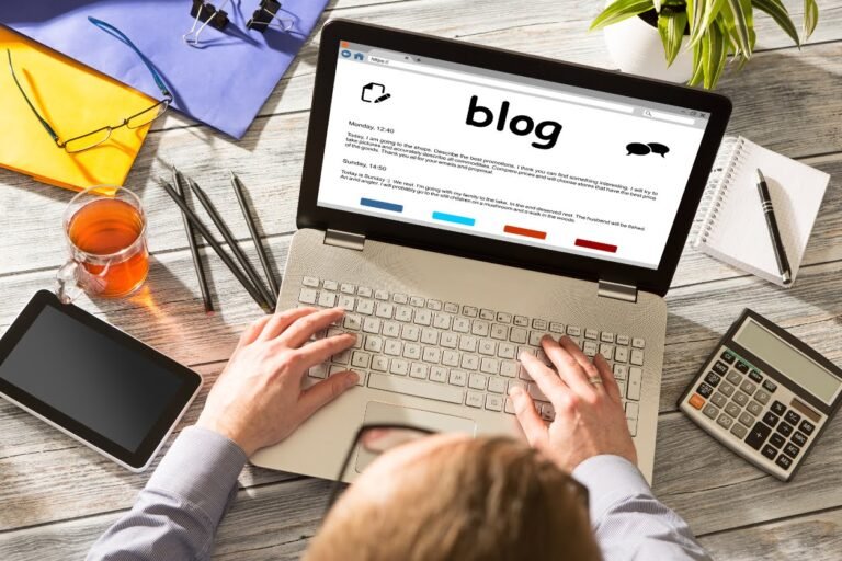 Monétiser son blog wordpress - L'image d'un blogueur devant son ordinateur