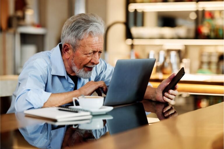 réussir sa reconversion professionnelle - un senior devant un ordinateur