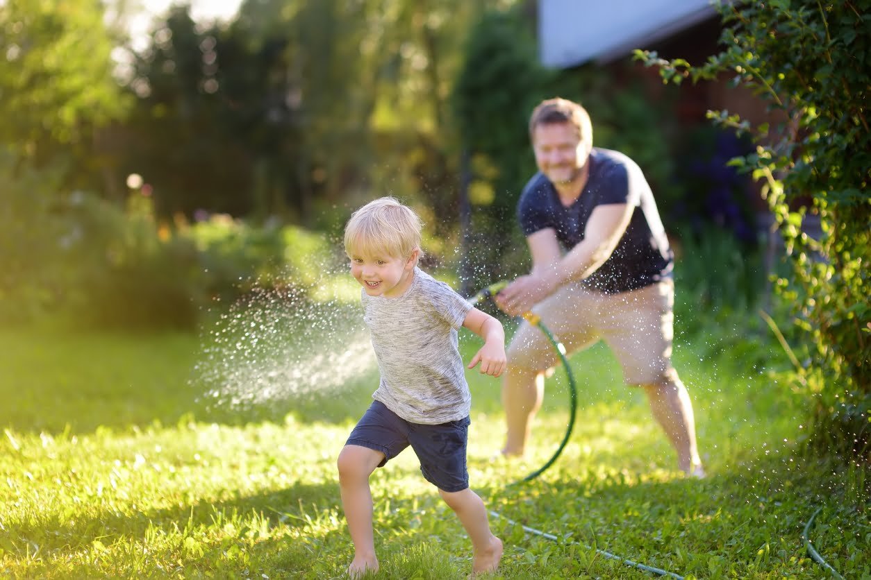Daddy Cool Paris : Un papa moderne jouant avec son enfant