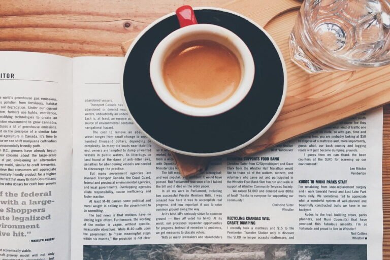 It's luxe time _ Image montrant un magazine et une tasse de café