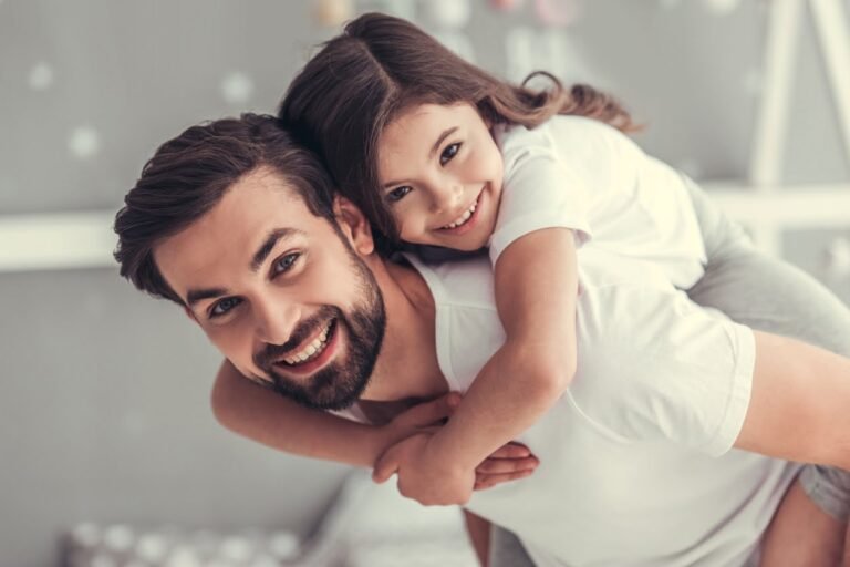 Daddy Cool Paris : Une fille jouant avec son père