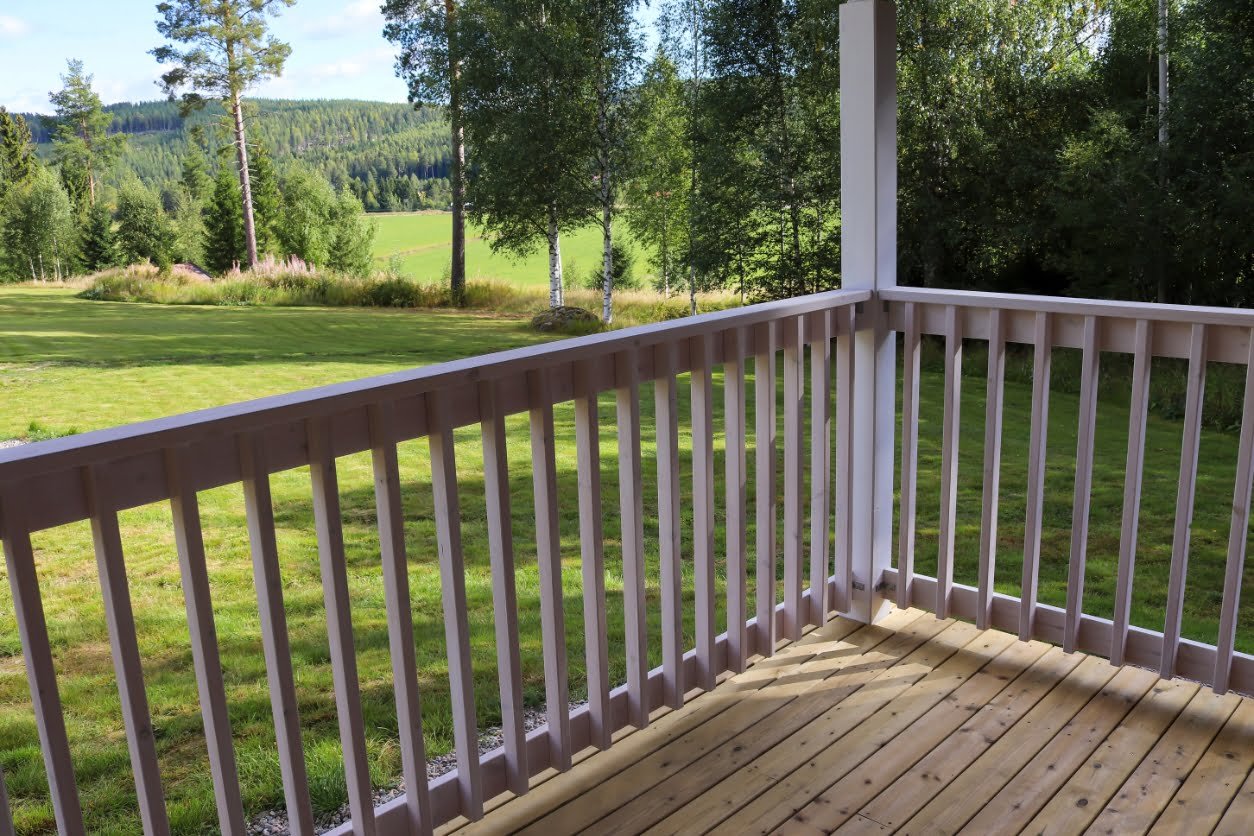 Garde-corps terrasse en bois avec une vue panoramique sur un jardin