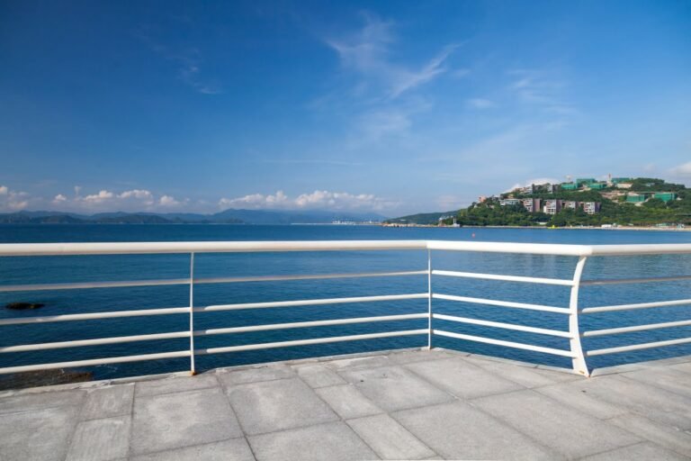 Garde-corps terre en aluminium avec une vue panoramique sur un lac