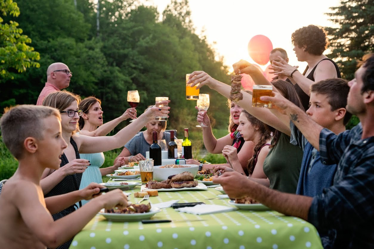 Kiosque famille : Image d'une famille lors d'un dîner en famille