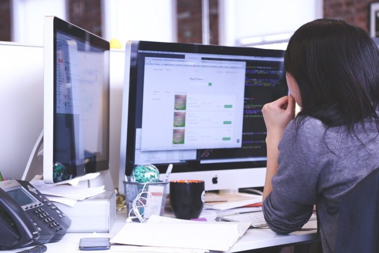 Eduline - un professionnel devant son ordinateur