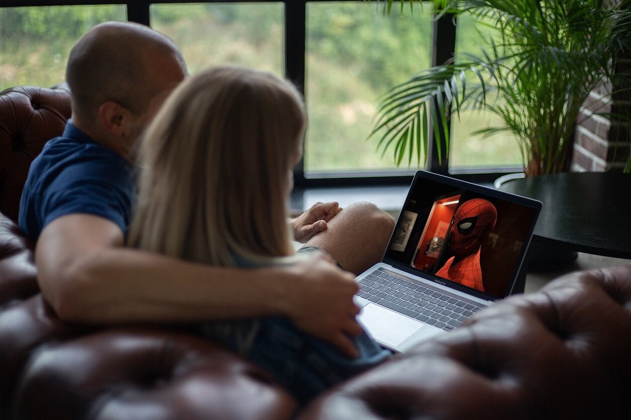 Un couple en train de regarder un film sur Wooka streaming