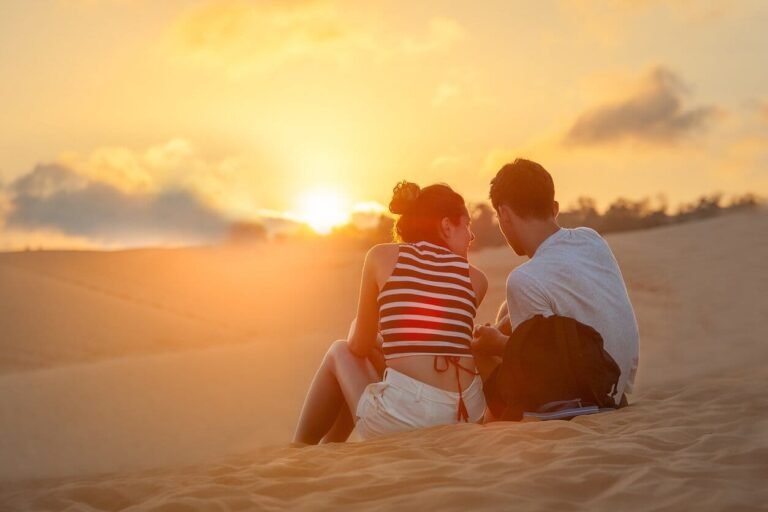 Lieux de drague - deux amoureux sur une plage au coucher du soleil