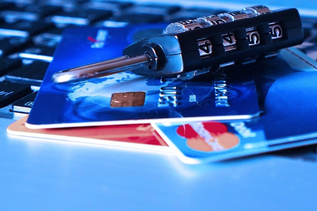 Image de cartes bancaires avec cadenas, caricarturant le blocage des fonds