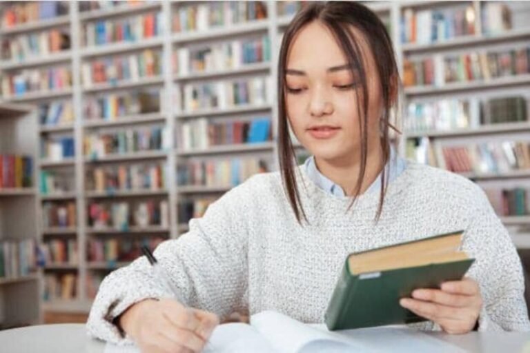 Une étudiante en train de rédiger son TFE infirmier
