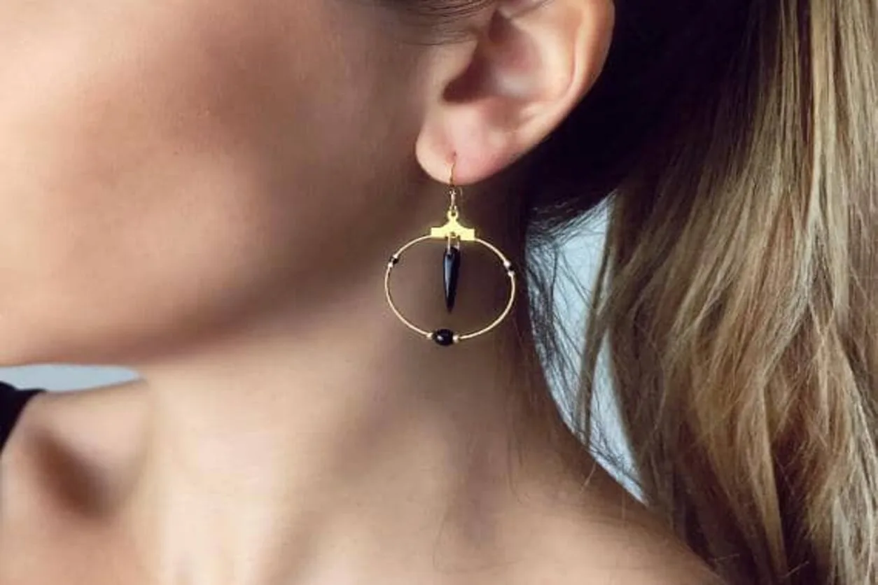 Boucle d'oreille femme : femme avec boucle d'oreille au pavillon gauche