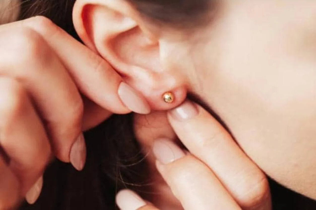 Mise en place d'une boucle d'oreille homme