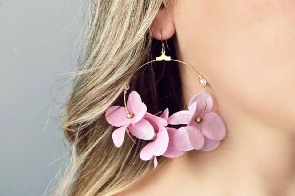 Oreille droite portant une boucle d'oreille florale - avec fleurs
