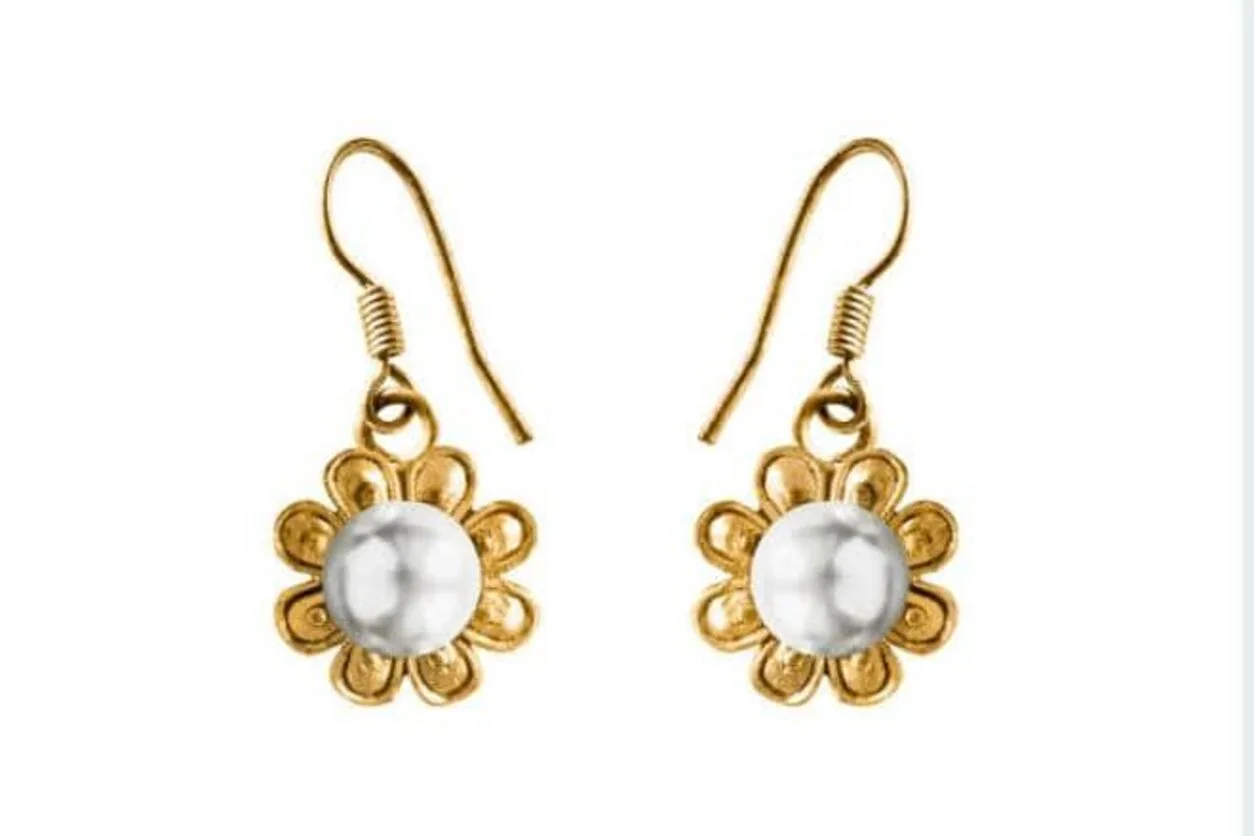 Une paire de boucles d'oreilles pour femme