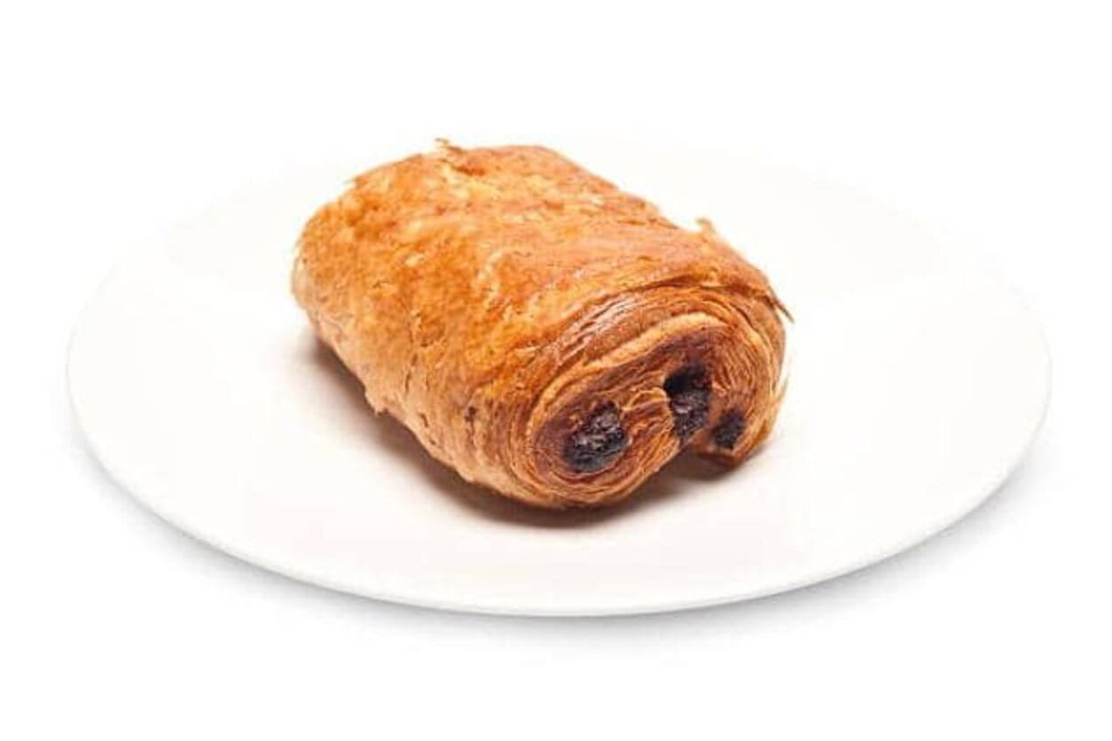 Pain au chocolat servi dans un plat