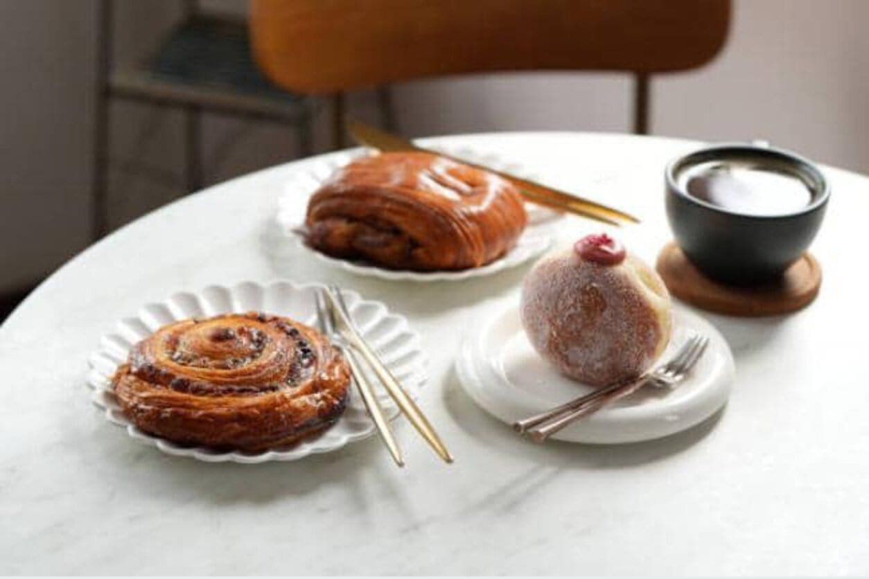 Des plats de chocolatines ou de pains au chocolat sur une table à manger