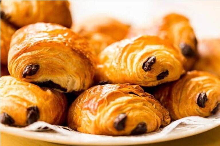 Pains au chocolat dans une assiette
