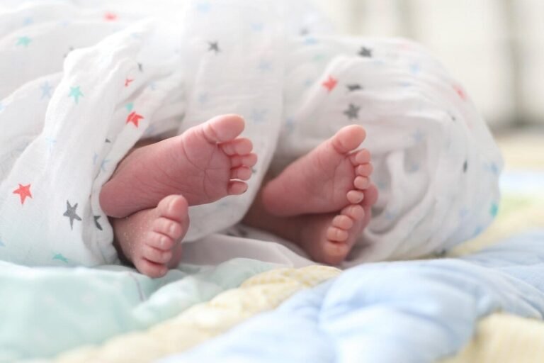 Yamonbebe : Pieds de deux bébés couchés