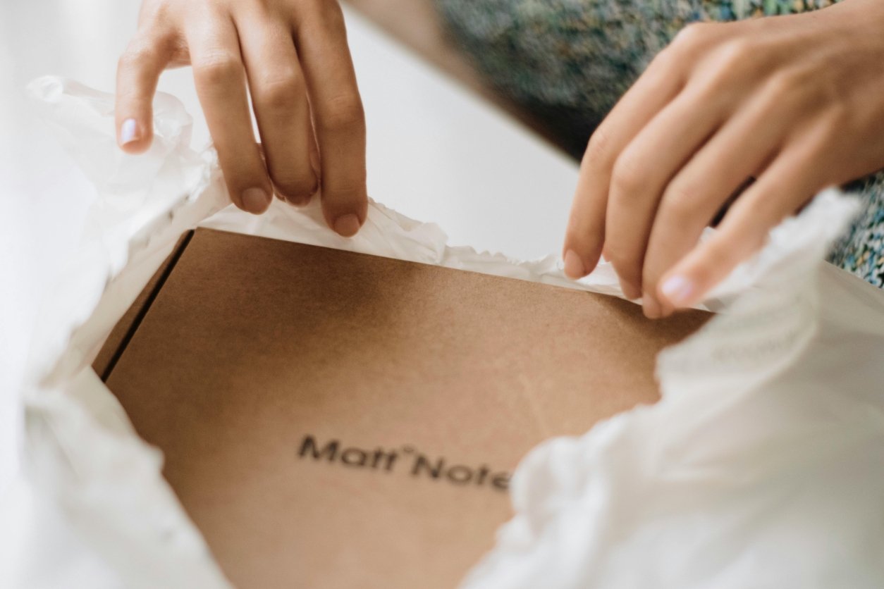 Déballage d'un colis après réception